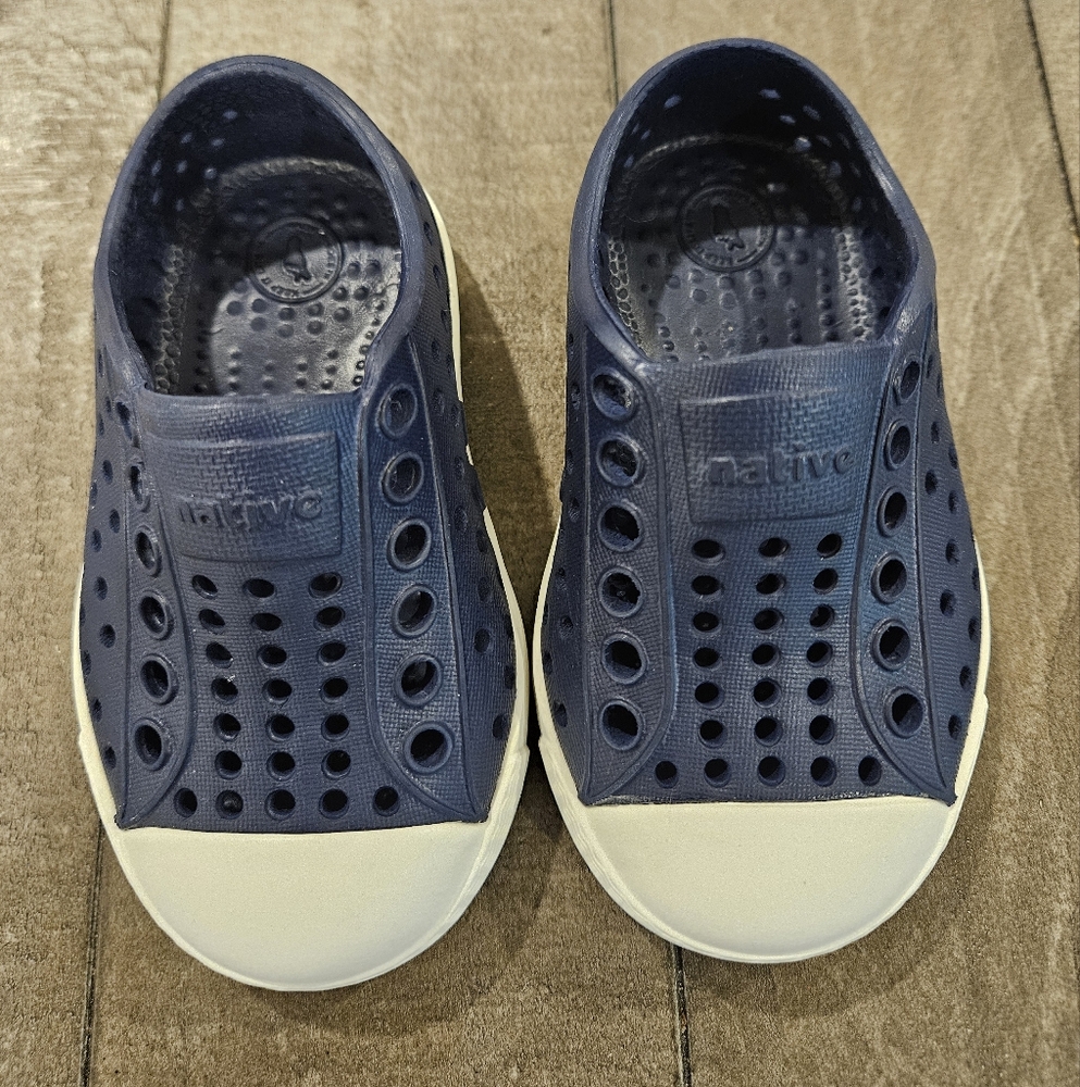 Native Kids Water Shoes - Deep Blue and Cream Size 4